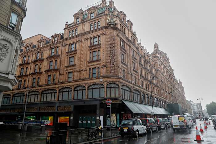 Het Britse warenhuis Harrods waarschuwt klanten dat enkele persoonlijke gegevens die worden genomen in datalek