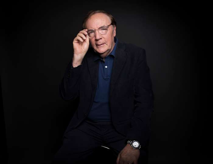 Het nieuwe initiatief van James Patterson geeft opkomende auteurs tot $ 50.000 om hun boeken af ​​te maken
