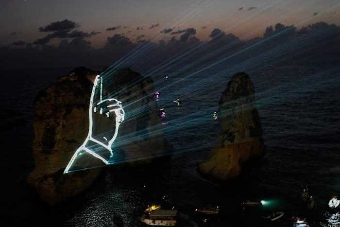Hezbollah tart het verbod van Libanon PM om gevallen leiders te eren met Coastal Light Show