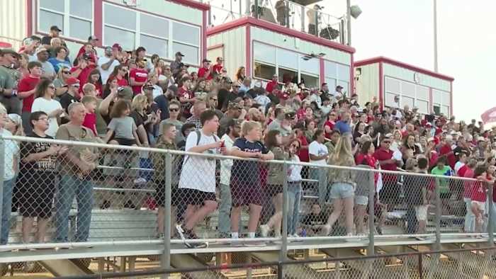 Hill Country Communities verenigen zich bij Ingram's eerste thuiswedstrijd na FLOODING; Comfort wint 47-35