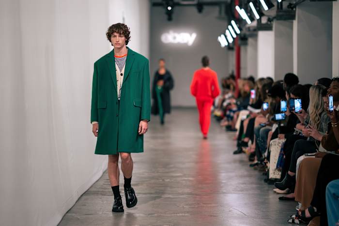 Hoe je tweedehands kleding duurzaam kunt winkelen en er cool uitzien om het te doen