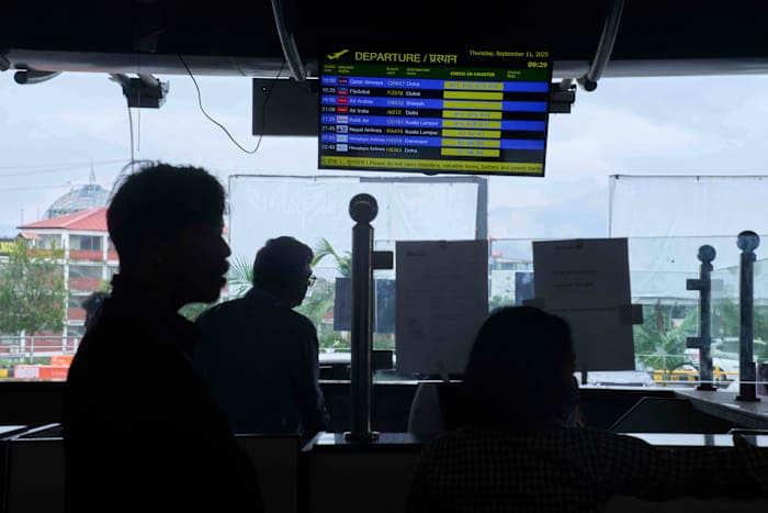 Honderden proberen Nepal te verlaten terwijl het leger de orde probeert te herstellen na gewelddadige protesten