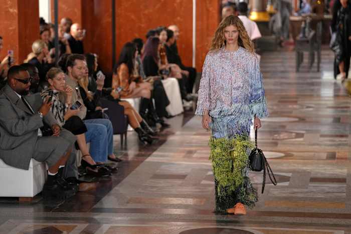 In Vuitton is het Louvre een podium voor sterren, spektakel en het bewegende meesterwerk van Paris Fashion Week