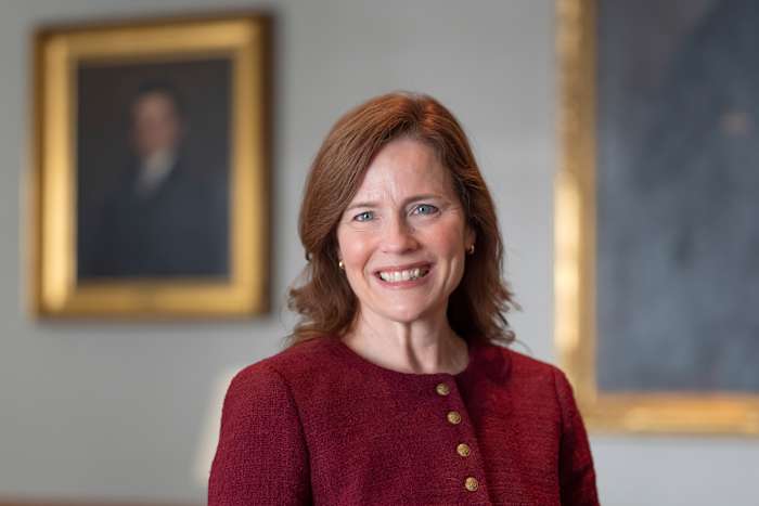 In nieuw memoires reflecteert Supreme Court Justice Barrett op historische zaken, grotendeels stil op Trump