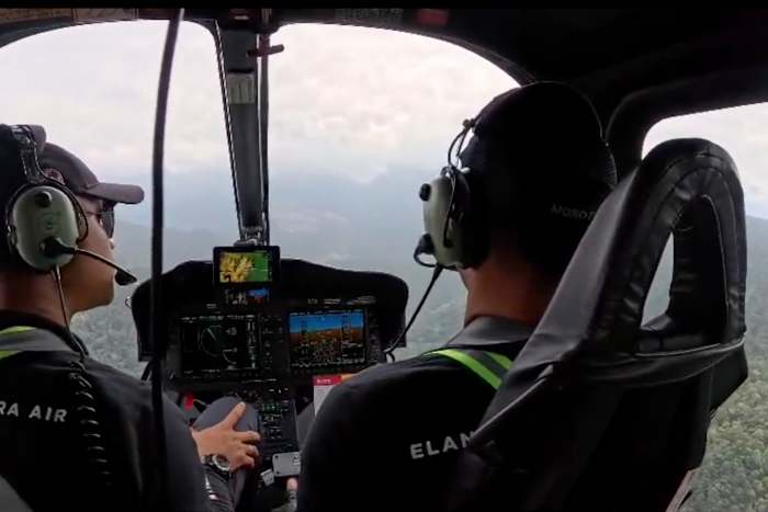 Indonesische redders vinden een helikoptercrashplaats op Borneo en herstel tot nu toe 1 lichaam