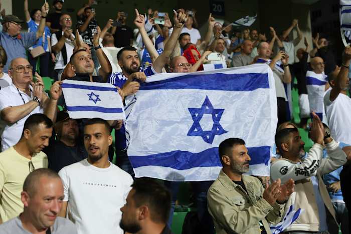Israël voetbalcoach 'Standing Behind My Country' te midden van oproepen om een ​​ploeg te schorsen