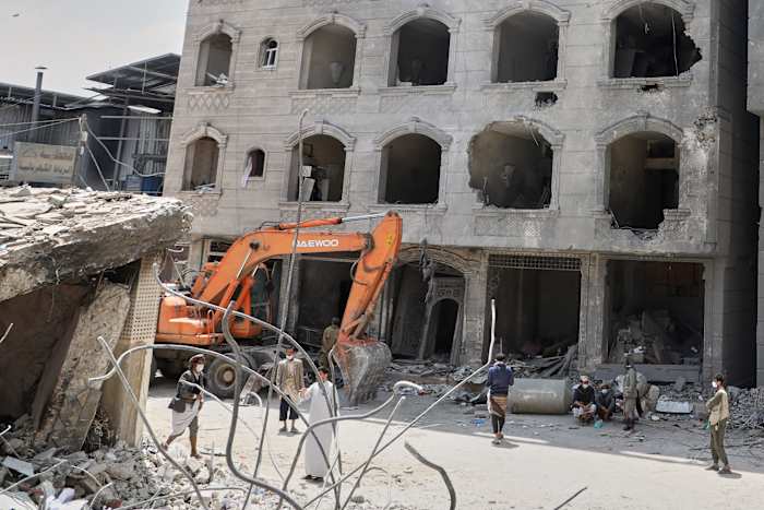 Israëlische stakingen op de hoofdstad van Jemen doden minstens 9 mensen en verwondt scores, zeggen de Houthi -rebellen