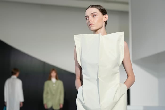 Jil Sander onthult nieuw creatief tijdperk met frisse, lichte silhouetten op Milan Fashion Week