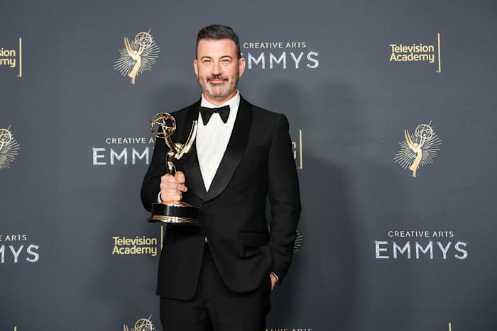 Jimmy Kimmel zegt dat hij geen democratie verdedigt. Maar hij staat op voor collega Emmy -genomineerde Colbert