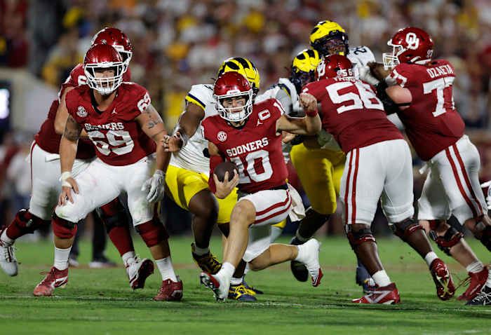 John Mateer heeft 2 TD's haasten, 1 passeren als nr. 18 Oklahoma verslaat nr. 15 Michigan 24-13