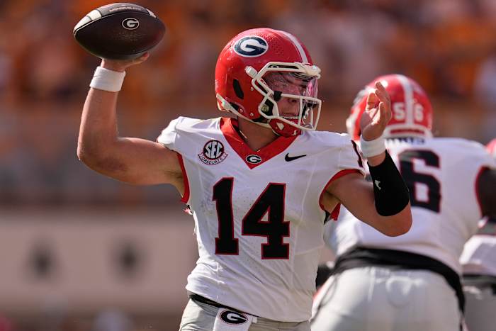 Josh McCray's 1-yard TD-run in OT geeft nr. 6 Georgia een 44-41 overwinning op nr. 15 Tennessee