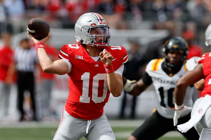Julian Sayin slaagt voor de eerste 2 tests als de quarterback voor de best gerangschikte Ohio State