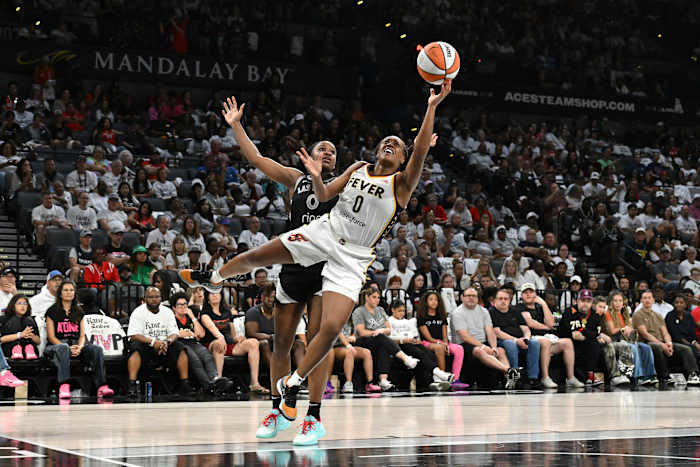 Kelsey Mitchell scoort 34 punten, leidt koorts naar game 1 overstuur overwinning op azen, 89-73