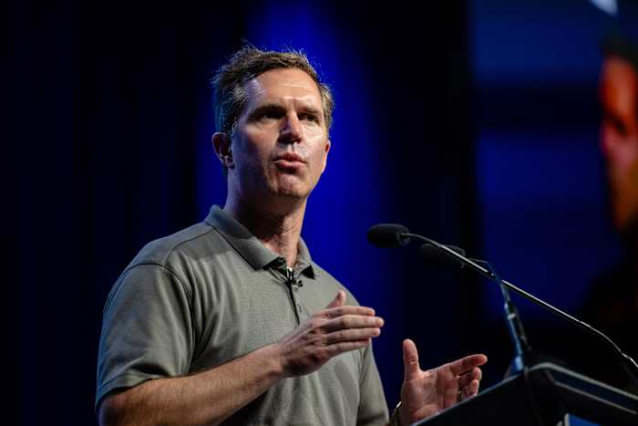 Kentucky Gov. Andy Beshear gaat nationaal met podcast, het hot formaat voor aspirant -politici