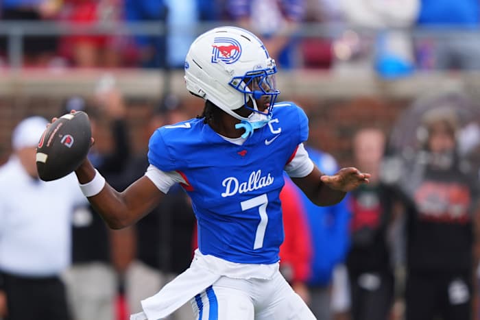 Kevin Jennings heeft twee 75-yard TD's in 10-uit-10 eerste helft voor nr. 17 SMU vs. Baylor