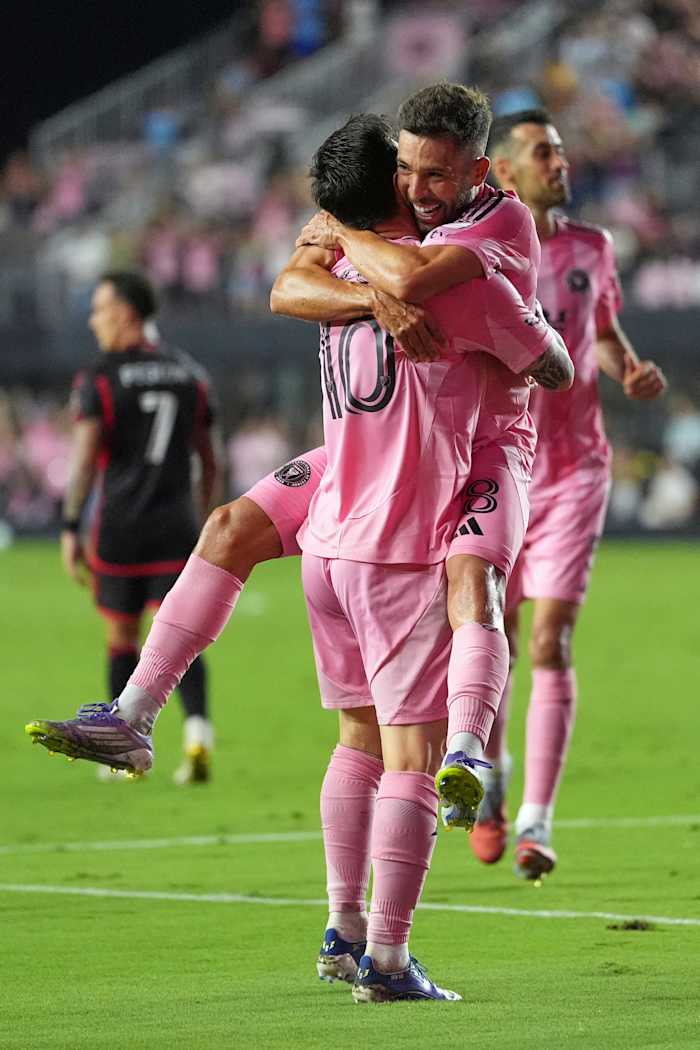 Lionel Messi heeft twee doelpunten, helpen om Inter Miami naar 3-2 overwinning op DC United te leiden