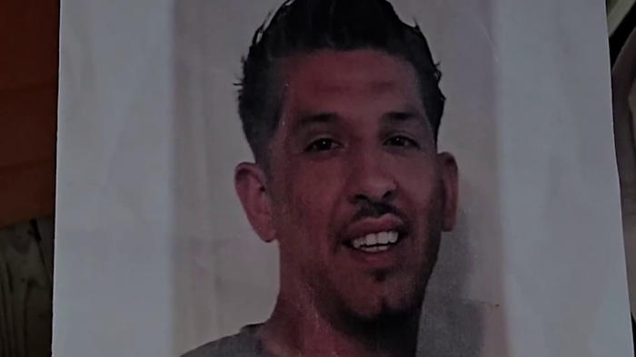 Lokale familie zegt dat het moeite heeft om verder te gaan met het volgen van de onopgeloste moord van de noordoostelijke man