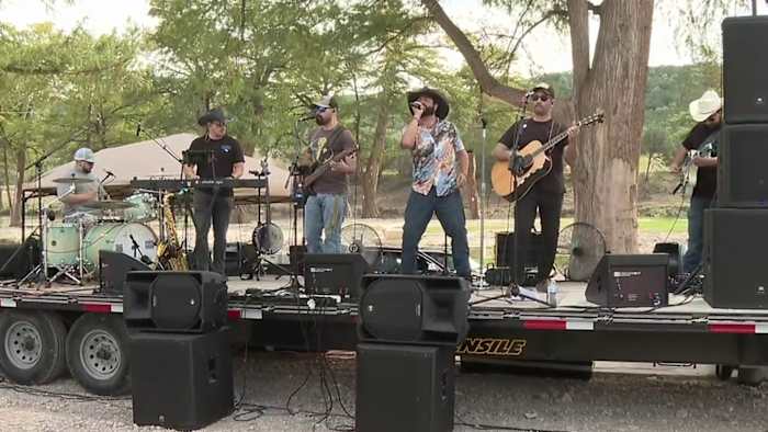 Lokale muzikant Hosts Benefit Concert voor RV Park, restaurant getroffen door 4 juli overstromingen in Kerrville