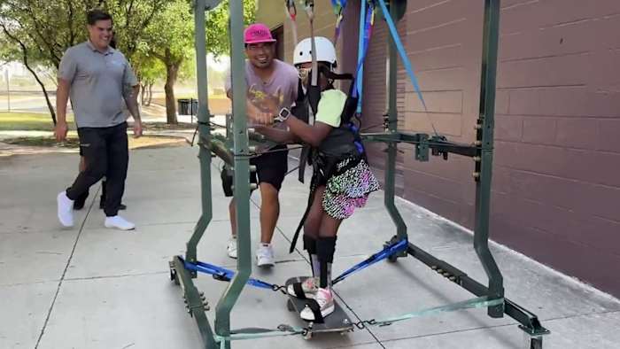 Lokale non -profitorganisatie maakt aanpasbare skateboards voor kinderen met mobiliteitsproblemen