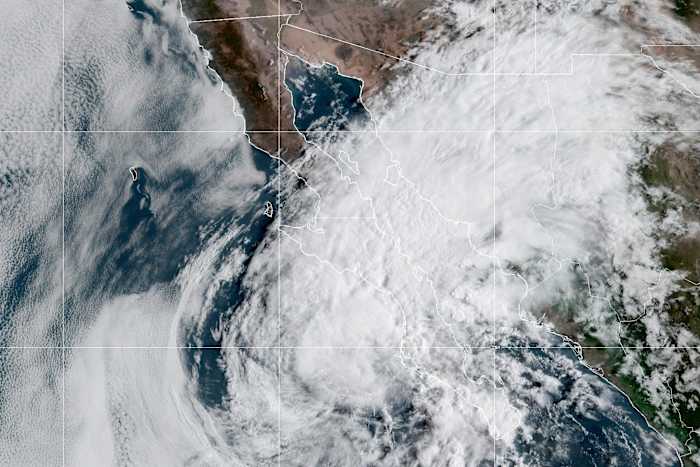 Lorena wordt een post-tropische storm als het risico op overstromingen hangt over delen van West-Mexico