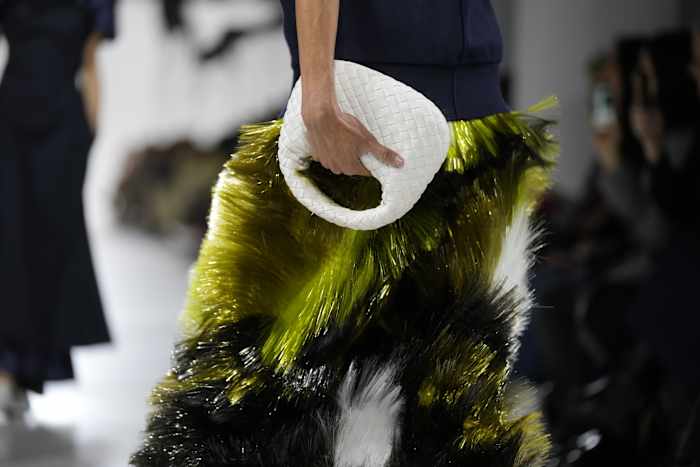 Louise Trotter's Bottega Veneta Premiere duikt in het vakmanschap van het huis met looks die wervelen