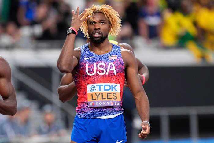 Lyles wint zijn vierde wereldtitel van 200 meter. Jefferson-Wooden voltooit een Sprint Sweep