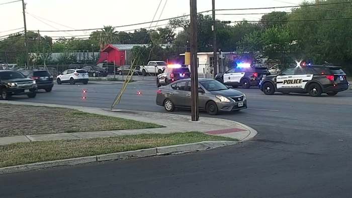 Man lijdt levensbedreigende verwondingen na te zijn geraakt door auto aan de zuidkant, zegt SAPD