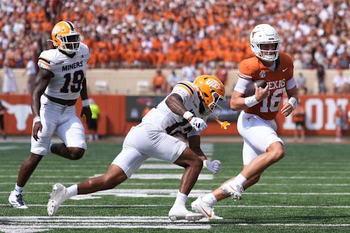 Manning loopt voor 2 touchdowns, maar worstelt opnieuw in het passerende spel terwijl nr. 7 Texas Beats UTEP 27-10