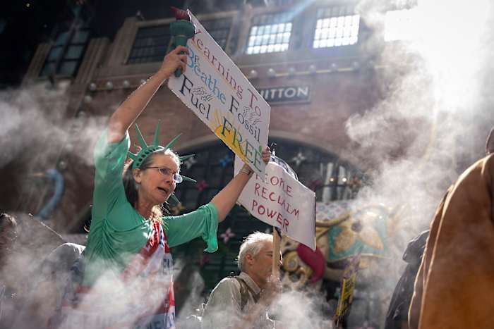 Marchers verzamelen zich in het wereldwijde protest van financiële instellingen "die de klimaatcrisis profiteren"
