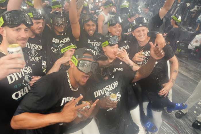 Mariners winnen Al West voor de eerste keer in 24 jaar, terwijl Raleigh 60 homers bereikt in 9-2 overwinning op Rockies