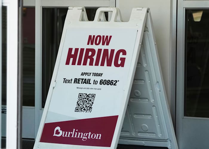 Minder Amerikanen dienen vorige week voor werkloze voordelen, ondanks tekenen van een vertragende arbeidsmarkt