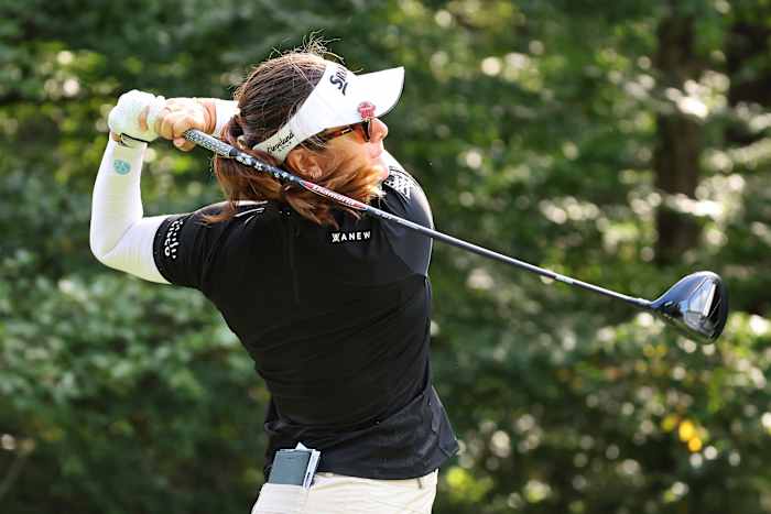 Miranda Wang wacht lang op een kort birdie en leidt door 2 schoten met regen vertraagde LPGA