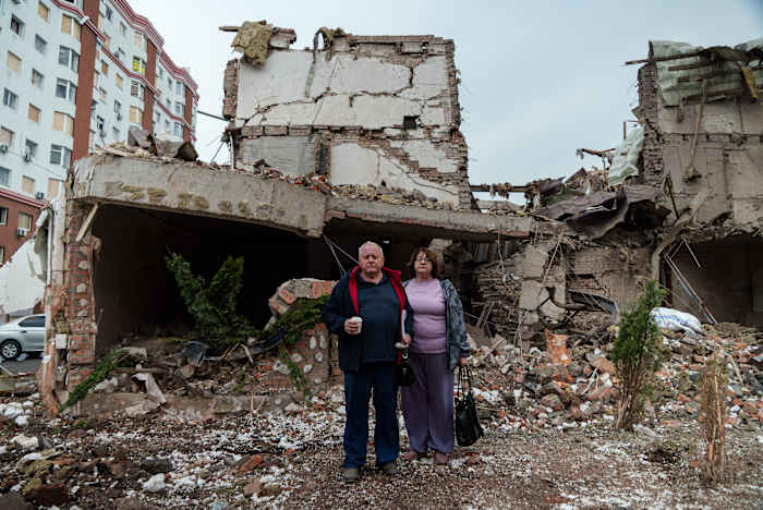 Na raketstaking in de buurt van Kyiv, helpen vrijwilligers en een café -eigenaar het leven weer samen te varen
