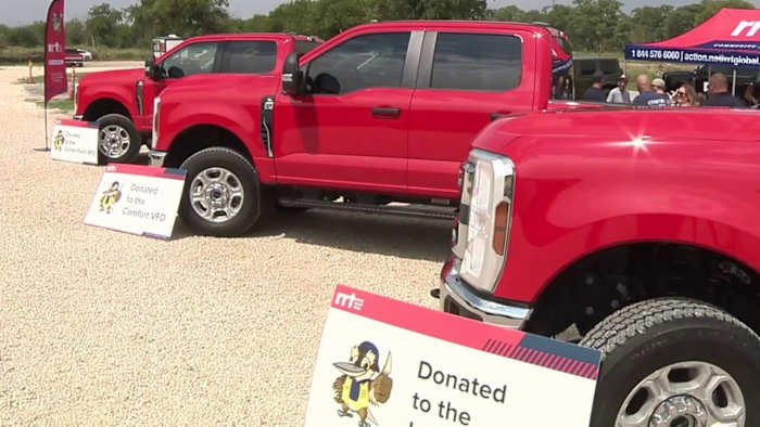 Non -profit doneert nieuwe vrachtwagens aan Hill Country Vrijwillige brandweerkorpsen