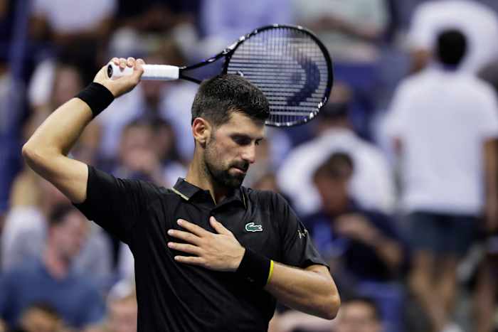 Novak Djokovic schudt een rugprobleem af en bereikt de 4e ronde van de US Open om 38