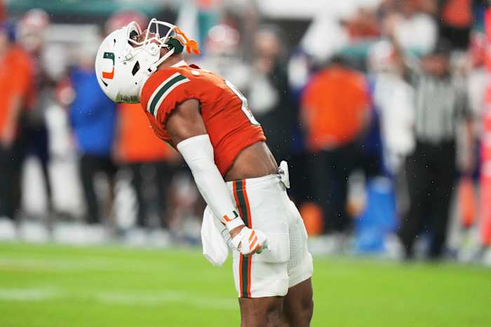 Nr. 4 De verdediging van Miami houdt Florida tot 141 yards, orkanen gemak voorbij Gators 26-7 om naar 4-0 te verhuizen