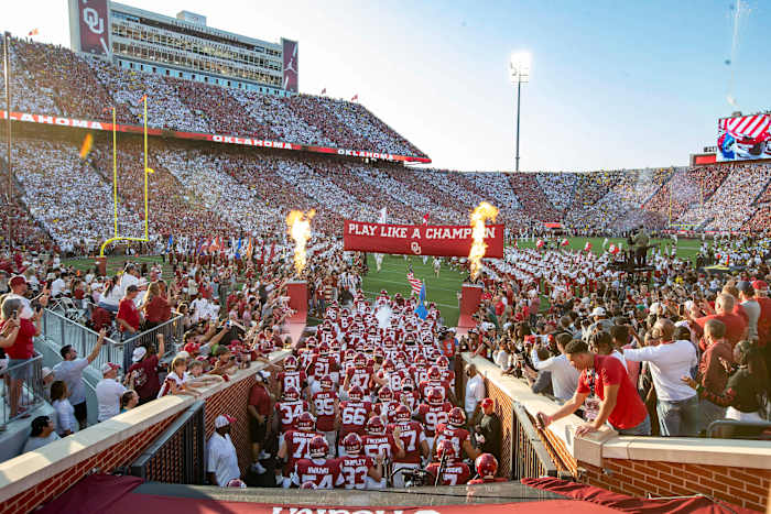 Oklahoma Strikes Sour Note with Band gedwongen om het spel in Philadelphia te missen vanwege budget ellende