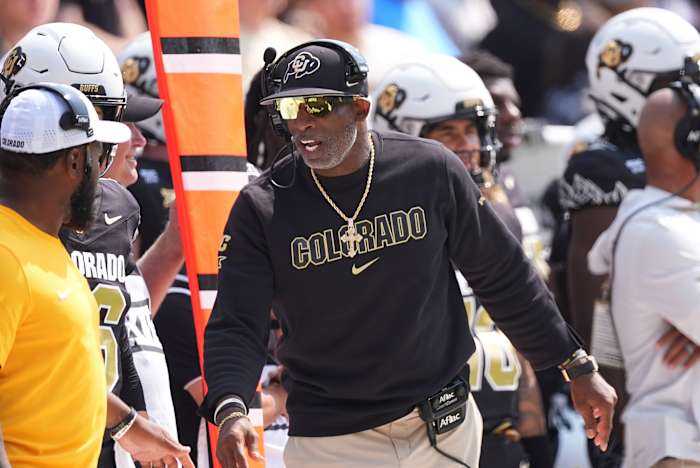 Om Colorado te helpen een ander deuntje te zingen, nodigt Coach Deion Sanders Ice Cube uit om te oefenen