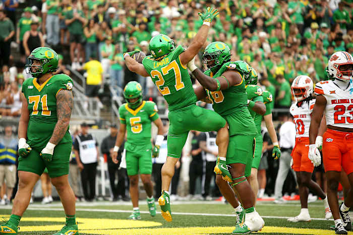 Oregon springt naar nr. 4 in AP Top 25 achter Ohio St, Penn St, LSU; Illinois, Florida State in top 10