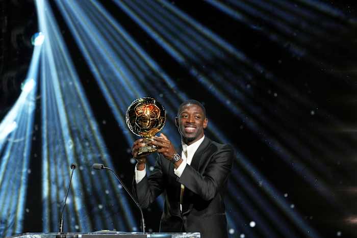 PSG's Dembélé wint de Ballon d'Or en Barcelona's Bonmati Access Award Hat Trick