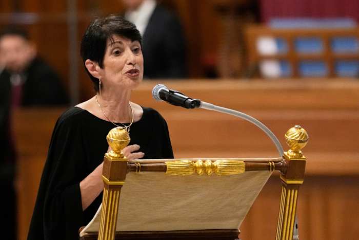 Paus prijst vergeving als moeder van de gedode Amerikaanse journalist James Foley spreekt over genezing in Vaticaan