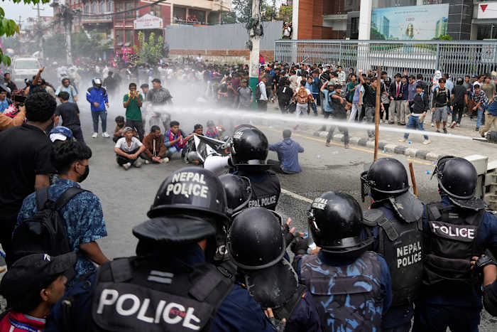 Politie in Nepal open vuur op demonstranten buiten het parlement, waarbij 8 wordt gedood