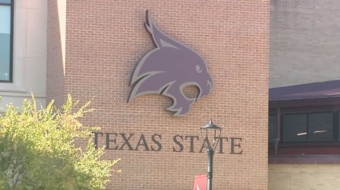 Professor van de staat Texas hersteld met loon, zal geen les geven te midden van een rechtszaak over politieke opmerkingen