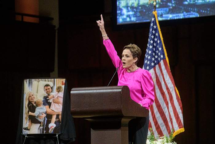 Rechter schorst het plan van de Trump -administratie om honderden banen in de Voice of America te elimineren