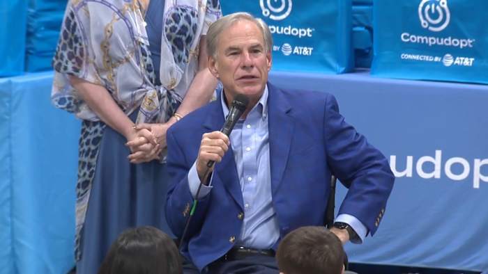 Regering Greg Abbott, AT & T -functionarissen verspreiden meer dan 200 laptops tijdens Kerr County Giveaway
