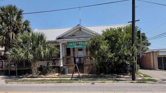 Restauranteigenaar nodigt KSAT uit achter de keukendeur nadat inspecteurs kakkerlakken vinden