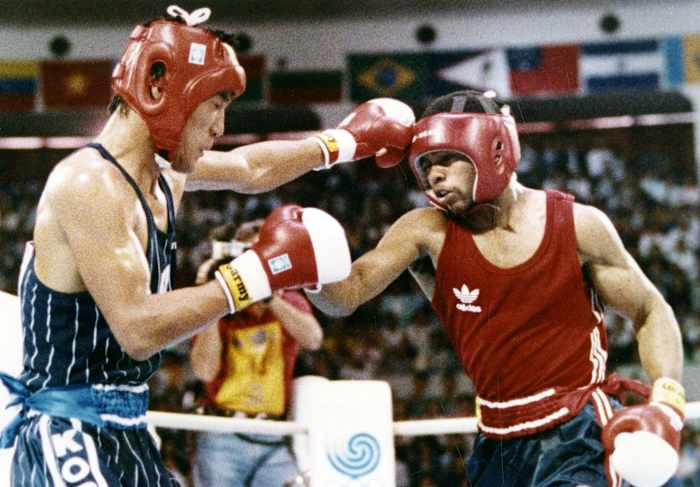 Roy Jones Jr. Gegeven de Olympische gouden medaille van 1988 door de bokser die de controversiële overwinning op hem behaalde