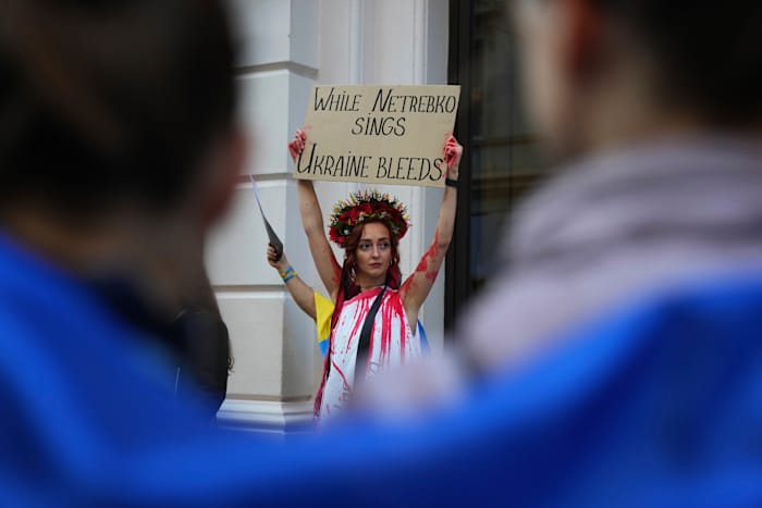 Royal Opera-verschijning door de Russische sopraan Anna Netrebko trekt pro-Oekraïne demonstratie