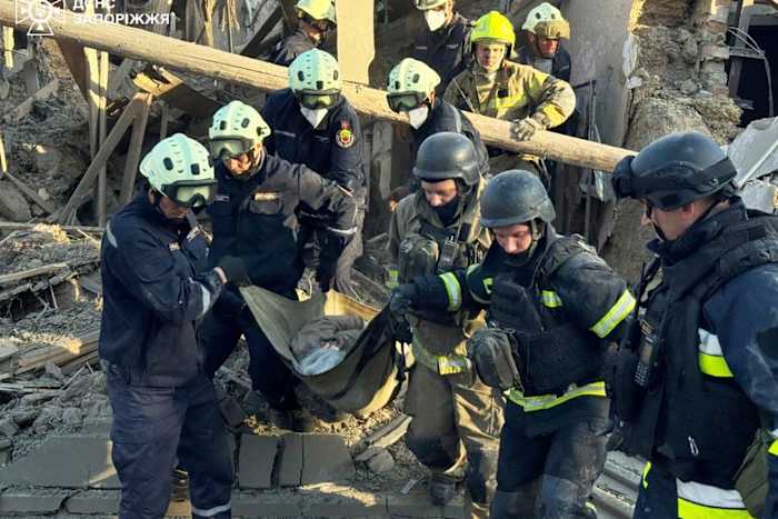 Rusland en Oekraïne handelen dodelijke drone stakingen terwijl Zelenskyy anticipeert op intense diplomatie bij VN