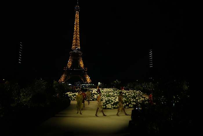 Saint Laurent Blooms met oversized drama, '80 Power en Madonna in Parijs Show